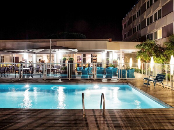 Piscine extérieure (ouverte en saison), parasols de plage