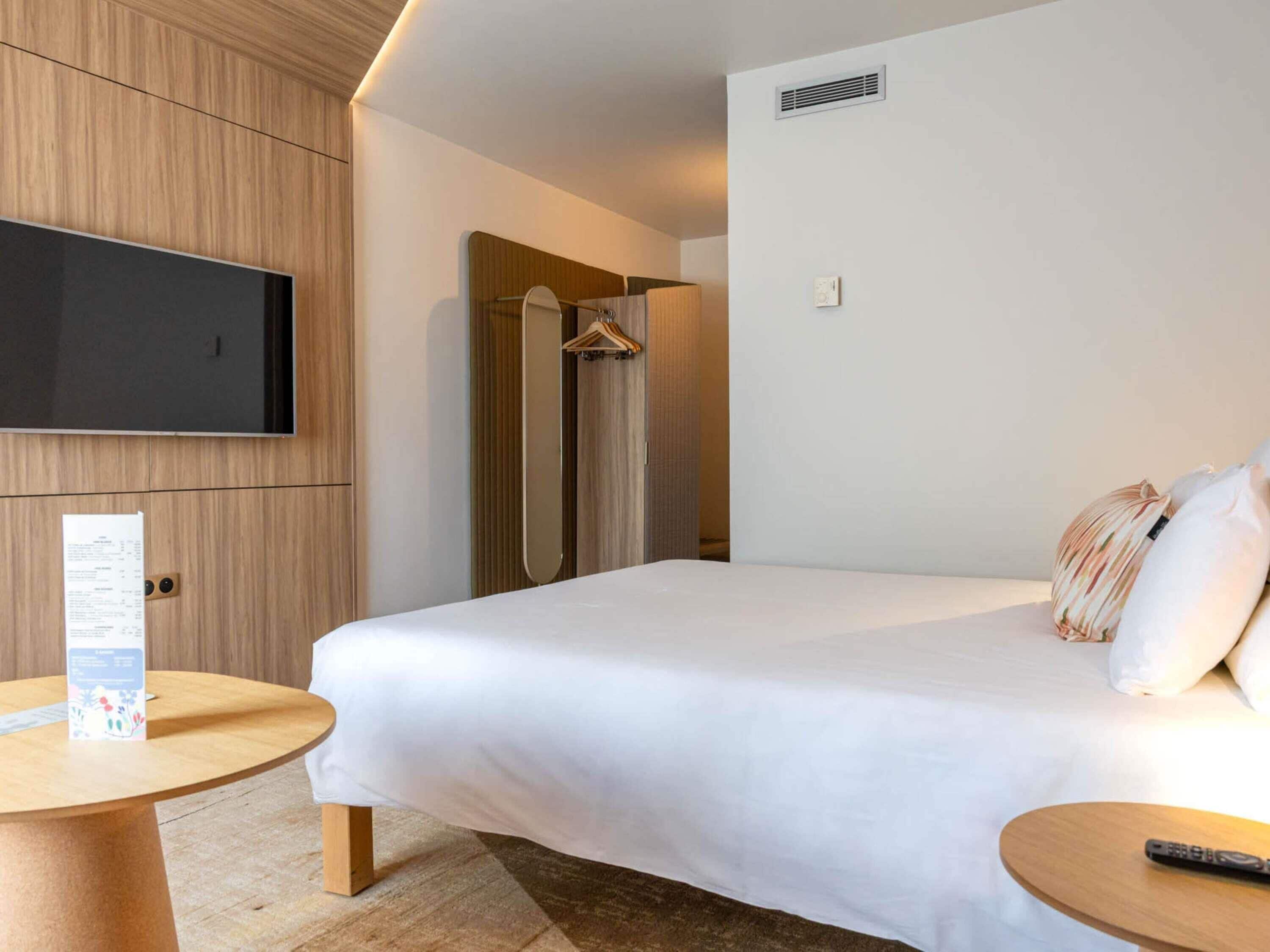 Habitación superior, 1 cama matrimonial y sofá cama (Renovated) | Artículos del minibar gratis y caja de seguridad en la habitación 