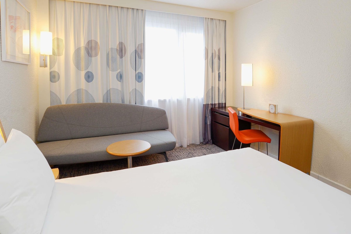 Habitación clásica, 1 cama matrimonial | Artículos del minibar gratis y caja de seguridad en la habitación