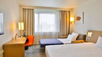 Ilmaiset minibaarituotteet, tallelokero huoneessa, työpöytä