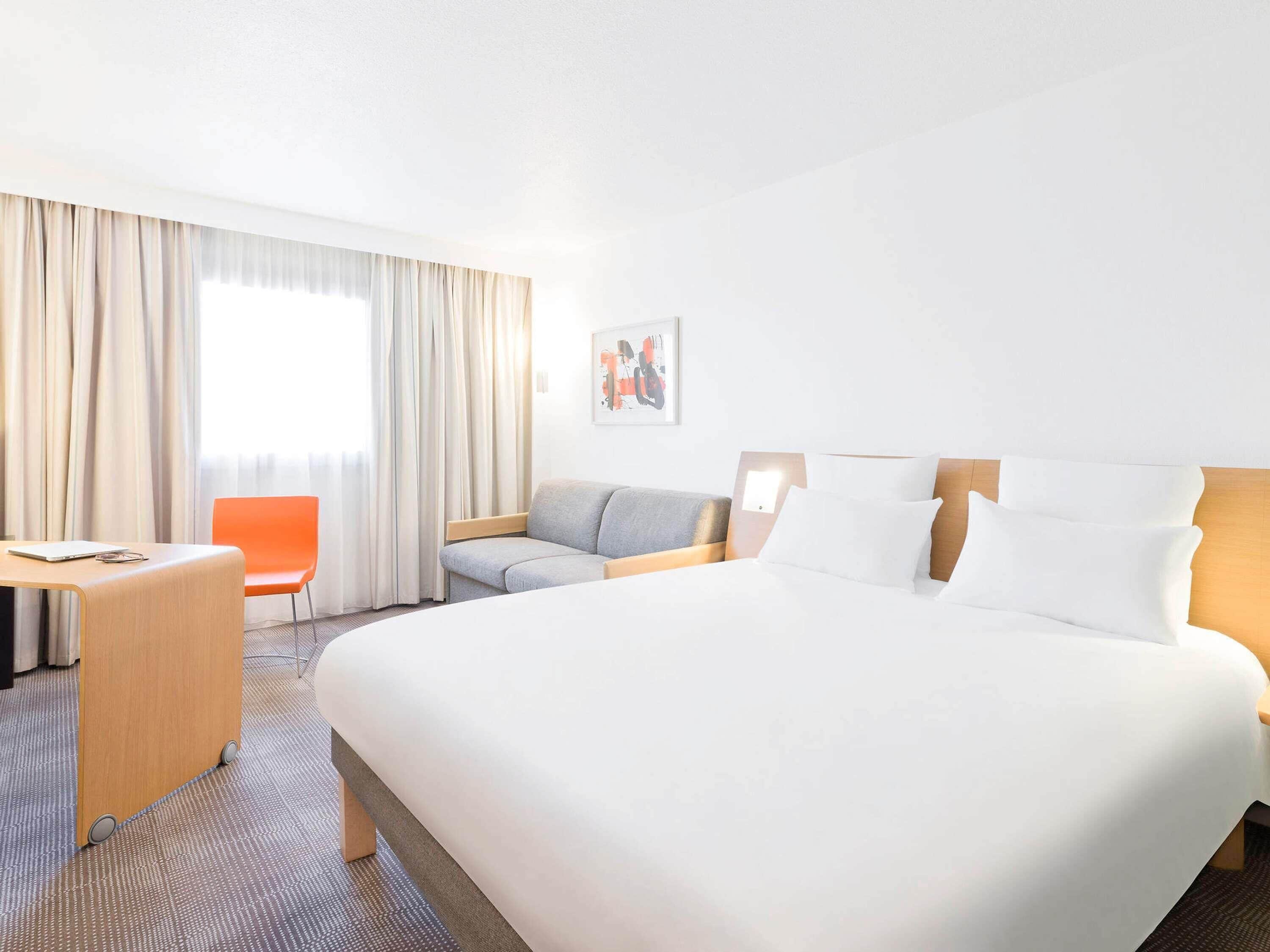 Kamar Klasik, 1 Tempat Tidur Double dengan tempat tidur Sofa | Minibar gratis, brankas, meja kerja, dan tirai kedap cahaya