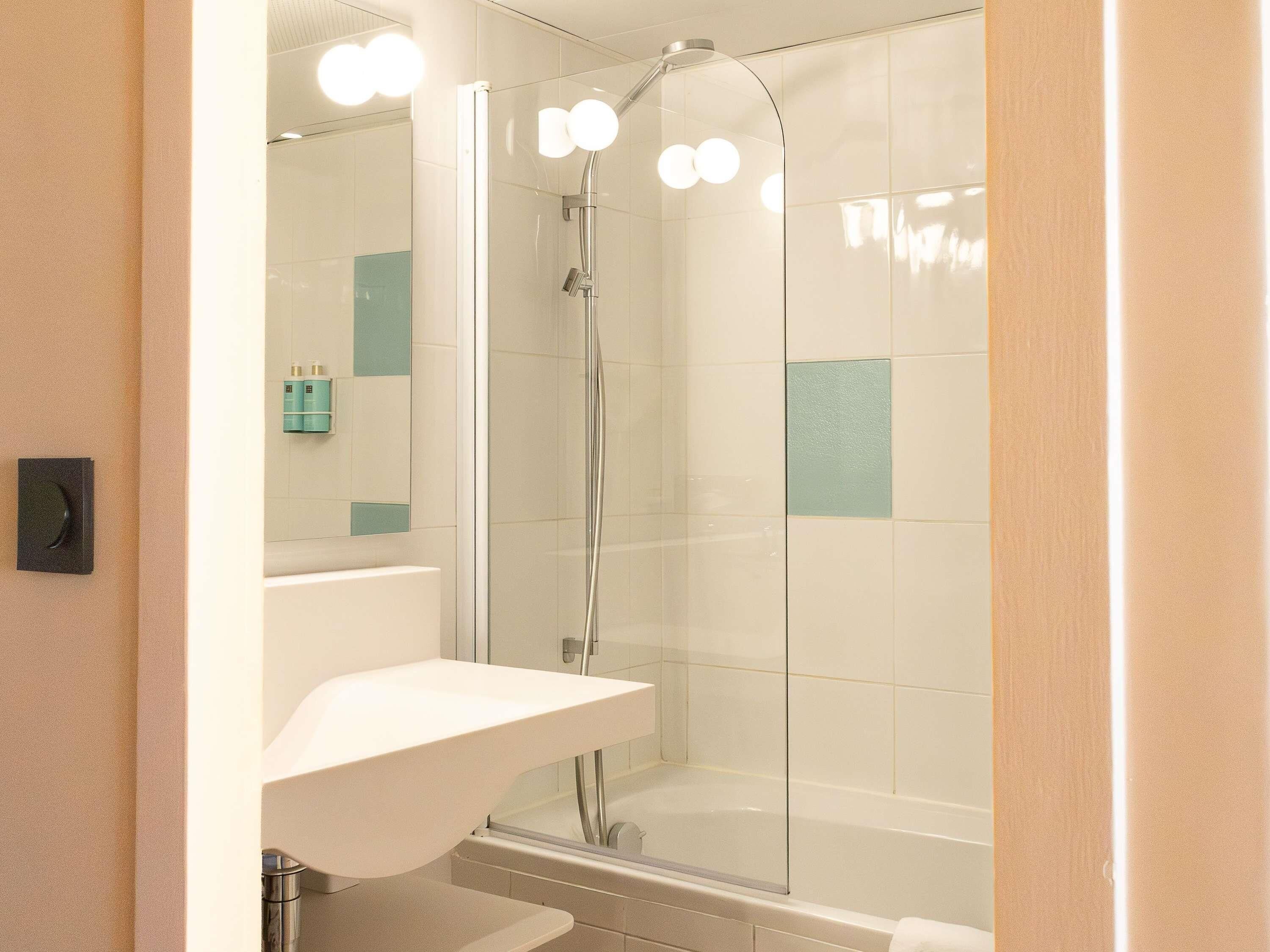 Quarto superior, várias camas | Frigobar (abastecido com itens grátis), cofres nos quartos, escrivaninha