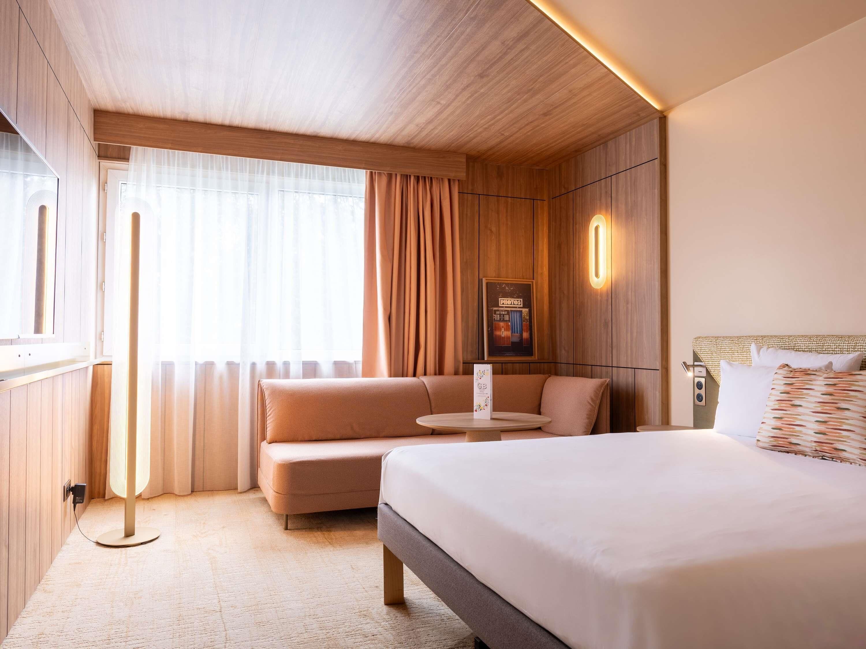 Superior-rum - 1 dubbelsäng med bäddsoffa (Renovated) | Gratis produkter i minibar, värdeförvaringsskåp på rummet och skrivbord