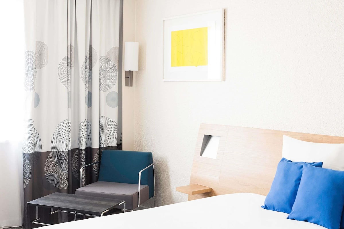 Minibar con artículos gratuitos y caja de seguridad en la habitación