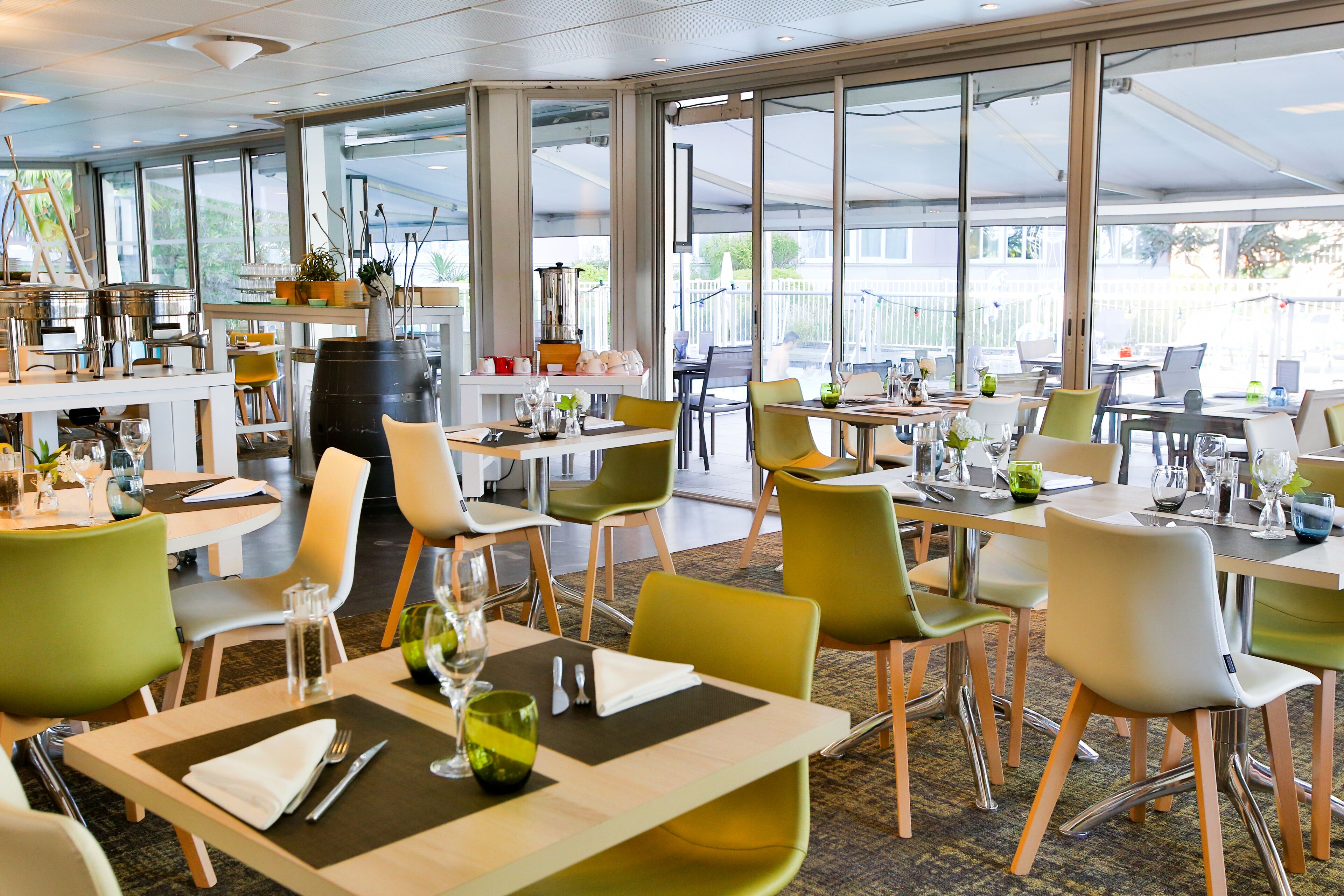 Phục vụ bữa trưa và bữa tối, món Pháp 