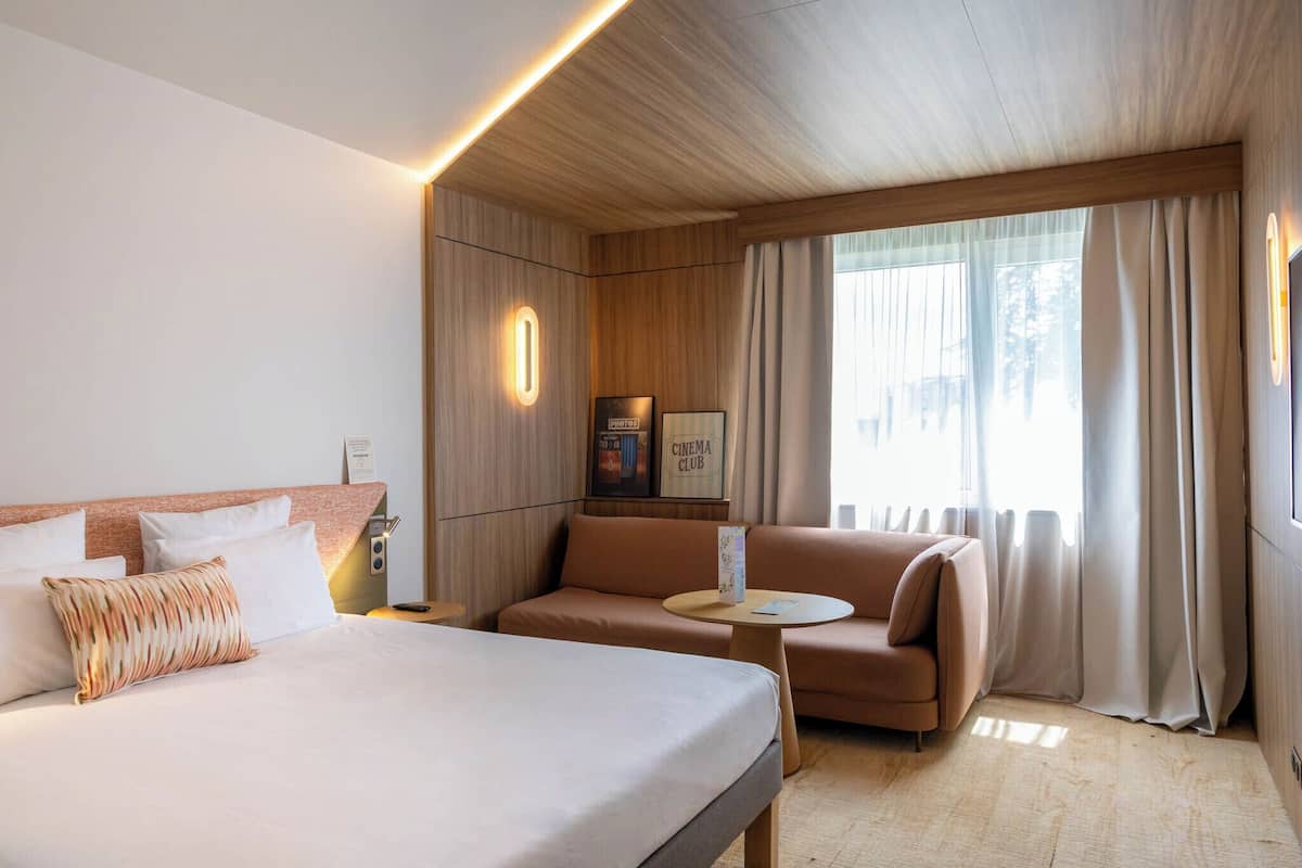 Superior-Zimmer, 1 Doppelbett und Schlafsofa | Kostenlose Minibar, Zimmersafe, Schreibtisch, Verdunkelungsvorhänge