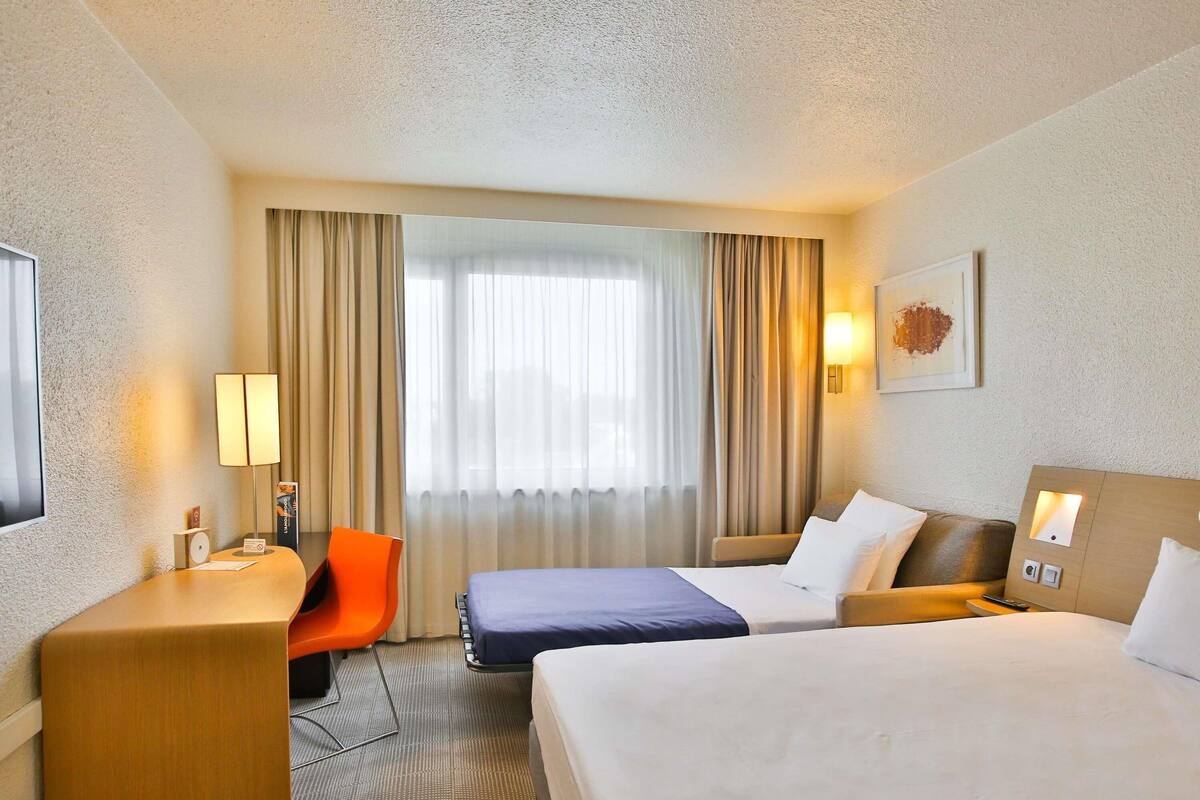 Klassieke kamer, 1 tweepersoonsbed met slaapbank | Een gratis minibar, een kluis op de kamer, een bureau