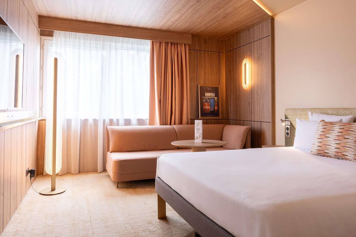 Minibar gratis, brankas, meja kerja, dan tirai kedap cahaya