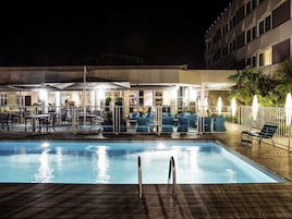 季节性开放的室外游泳池，09:00 至 21:00 开放，池畔遮阳伞，日光浴躺椅