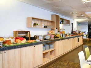 Bữa sáng buffet hàng ngày với phụ phí nhỏ 