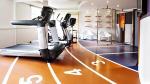A gym with treadmills, a stationary bike, and a rowing machine. - Novotel Toulouse Purpan Aéroport (Toulouse)