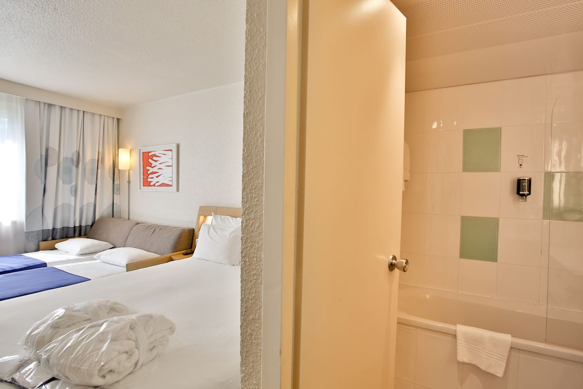 executive room, 1 double bed | free minibar, in-room safe, desk, blackout curtains