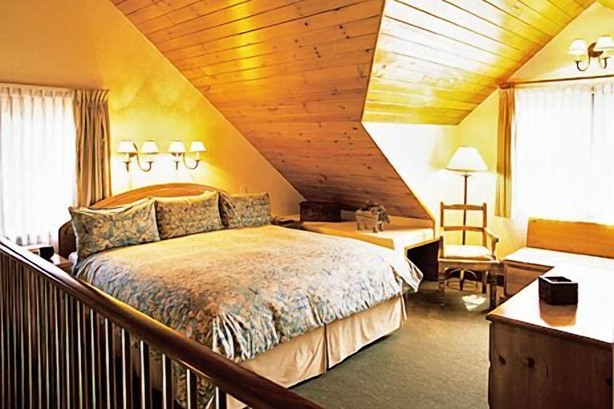 Suite, 1 King Bed | Internet, alarm clocks