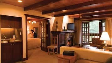 Suite, 1 King Bed | Internet, alarm clocks