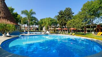 Alberca al aire libre, acceso de 08:00 a 10:00, y camastros