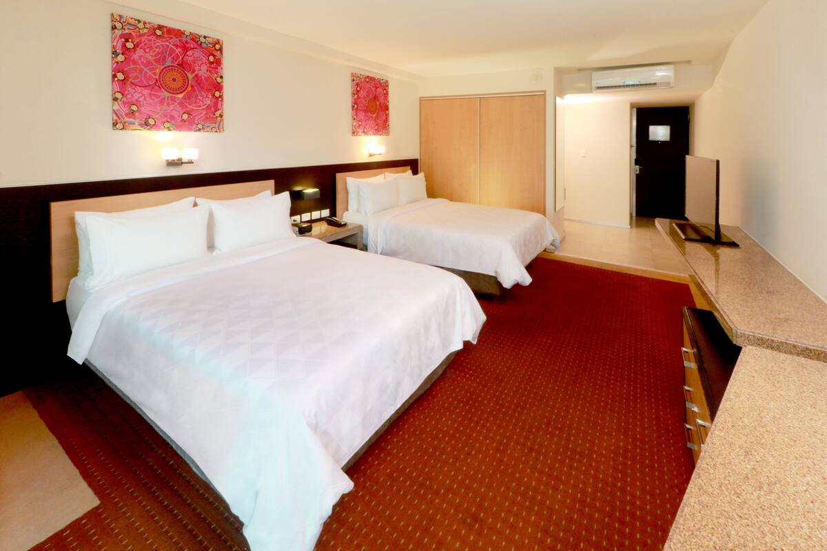 ห้องสแตนดาร์ด, เตียงใหญ่ 2 เตียง (Courtyard Access) | เครื่องนอนระดับพรีเมียม, ผ้านวมขนเป็ด, ตู้นิรภัยในห้องพัก, โต๊ะทำงาน