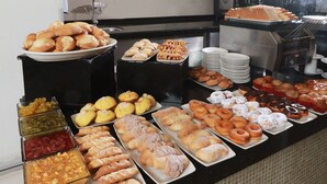 A buffet with various baked goods and pastries. - Holiday Inn San Luis Potosi Quijote by IHG (San Luis Potosi)