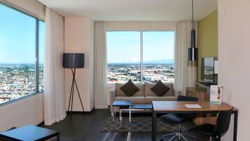 Suite, 1 cama King size (Courtyard Access) | Ropa de cama de alta calidad y edredón