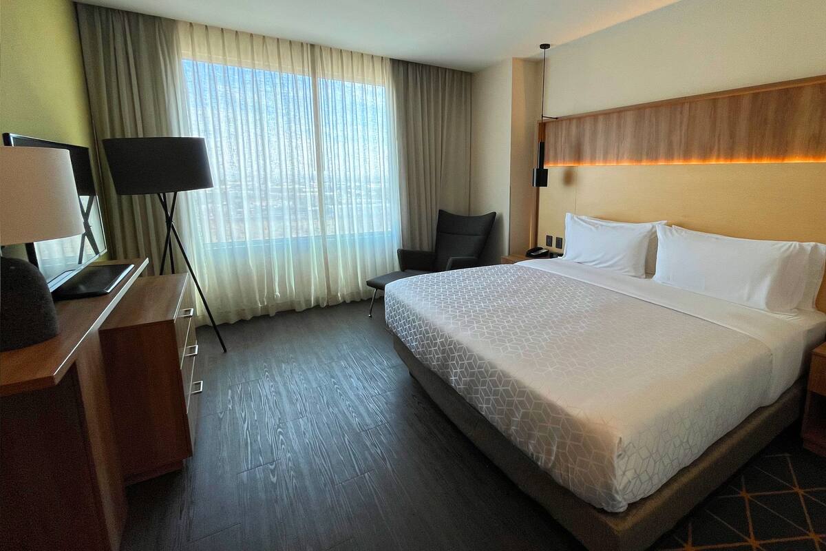 ห้องสแตนดาร์ด, เตียงคิงไซส์ 1 เตียง, วิวเมือง | เครื่องนอนระดับพรีเมียม, ผ้านวมขนเป็ด, ตู้นิรภัยในห้องพัก, โต๊ะทำงาน