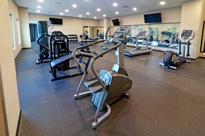 A gym with treadmills, ellipticals, and weight machines. - Holiday Inn San Luis Potosi Quijote by IHG (San Luis Potosi)