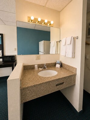 Standard Room, 2 Queen Beds, Non Smoking | Bathroom - Rodeway Inn (Vernal)