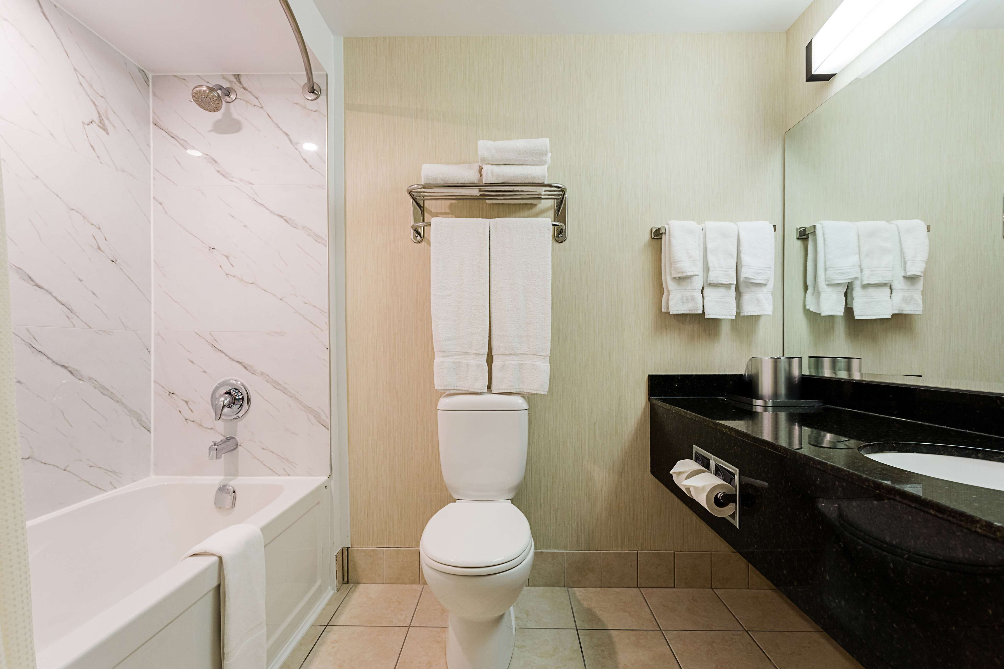 Un baño moderno con bañera, inodoro y lavamanos.