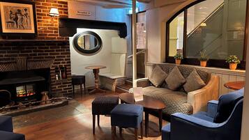 Serves lunch and dinner