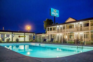 季节性开放的室外游泳池