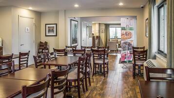 Café da manhã com buffet grátis todos os dias