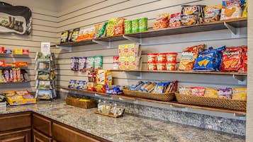 Un supermercado con estantes llenos de diferentes aperitivos y alimentos enlatados.