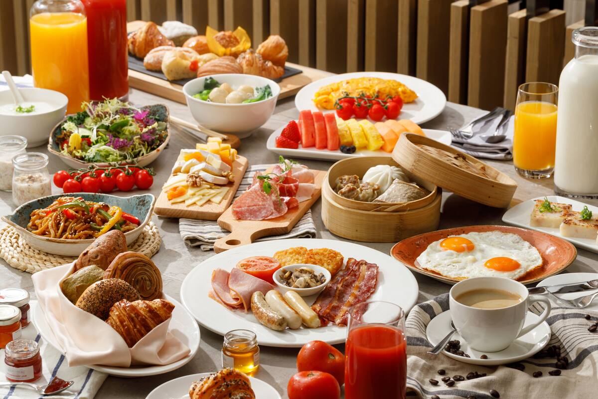 Un buffet de petit-déjeuner proposant une variété de plats et de boissons.