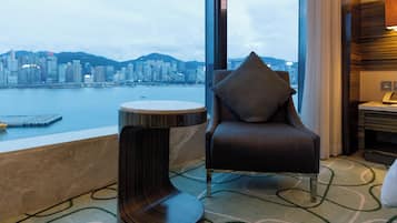 Harbour View Suite with Club Lounge Access | Premium bedding, minibar, in-room safe, desk
