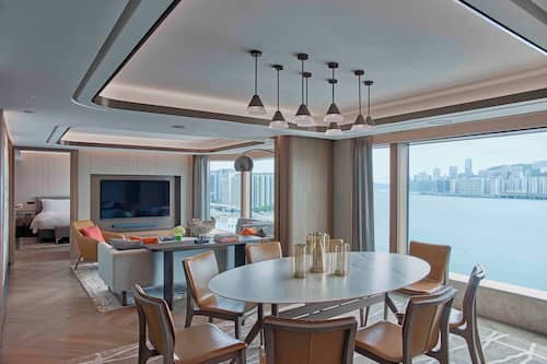 Epic with Club Lounge Access | Premium bedding, minibar, in-room safe, desk