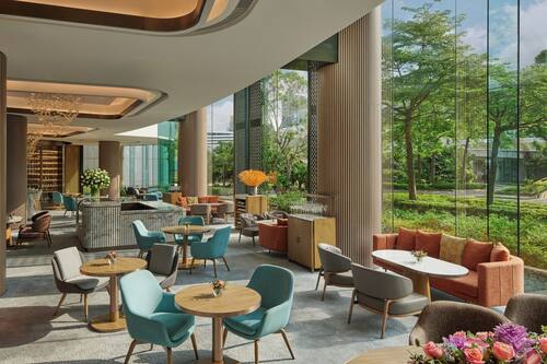 2 bars/lounges