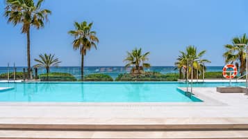 3 piscines extérieures, parasols de plage, chaises longues