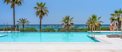 3 piscine all'aperto, ombrelloni da piscina, lettini