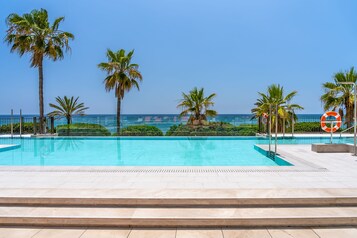 3 piscines extérieures, parasols de plage, chaises longues