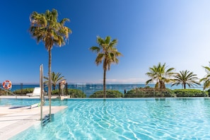 3 outdoor pools, pool umbrellas, sun loungers - El Fuerte Marbella (Marbella)