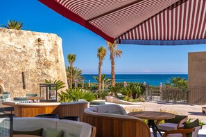 Poolside bar