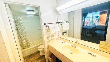 Standardværelse - 1 queensize-seng | Badeværelse | Miljøvenlige toiletartikler, hårtørrer, håndklæder