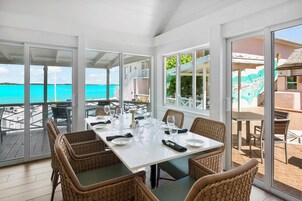 Serviço de café da manhã, culinária caribenha, vistas para a piscina 