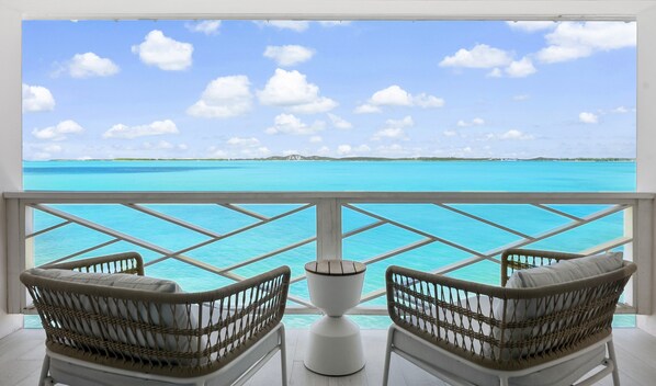 ロマンティック ルーム キングベッド 1 台 オーシャンビュー オーシャンフロント | テラス / パティオ