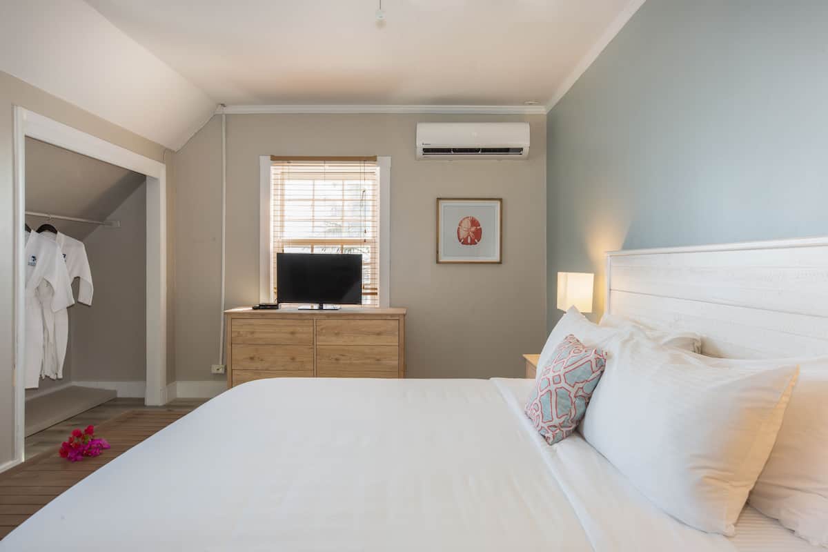 Luxury Apartment, 3 Bedrooms, Kitchen | In-room safe, soundproofing, iron/ironing board (on request), bed sheets