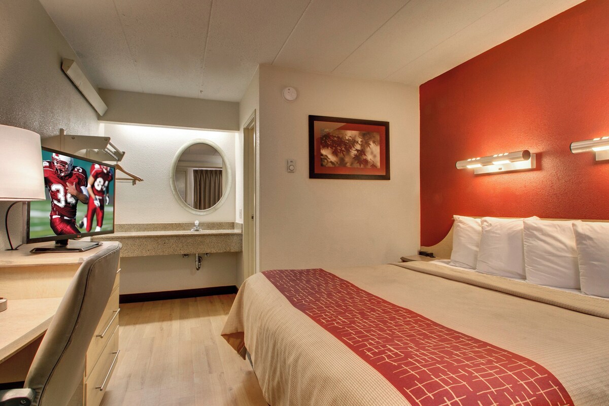 Blackout curtains, free cots/infant beds, free WiFi, bed sheets