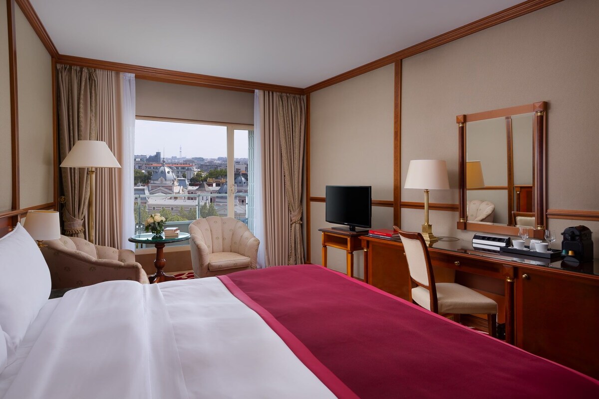 Down comforters, pillowtop beds, minibar, in-room safe