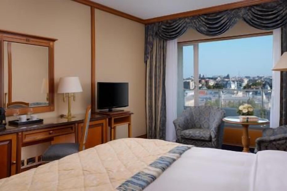 Down comforters, pillowtop beds, minibar, in-room safe