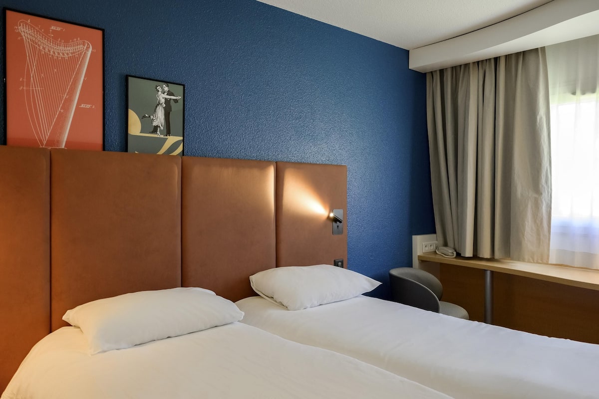 Standard Room, 2 Twin Beds | Desk, iron/ironing board, free cribs/infant beds, free rollaway beds