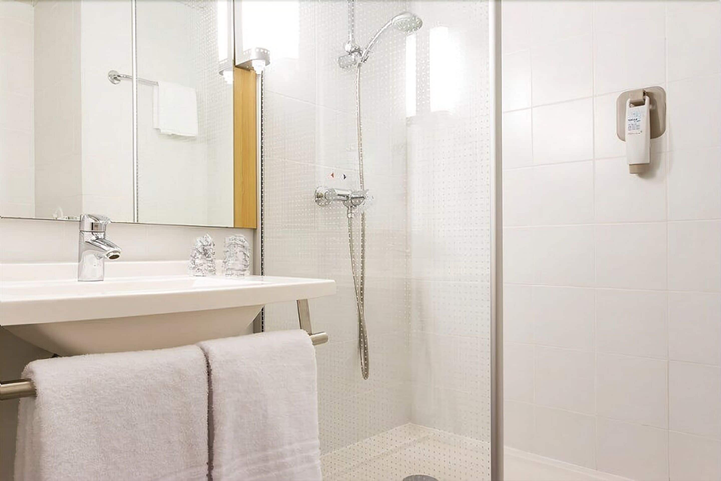 combined shower/bathtub, eco-friendly toiletries, hair dryer, towels