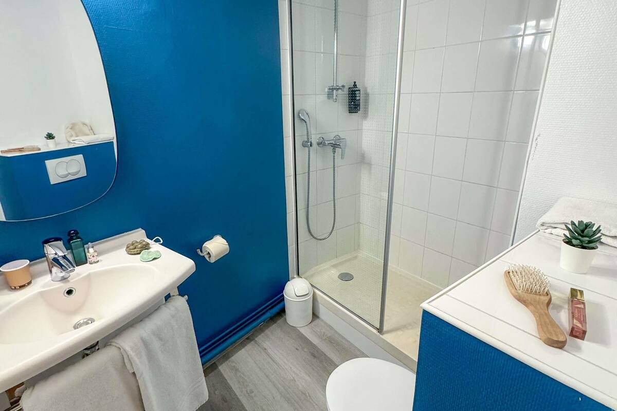 Standard Room, 1 Twin Bed | Desk, iron/ironing board, free cribs/infant beds, free rollaway beds