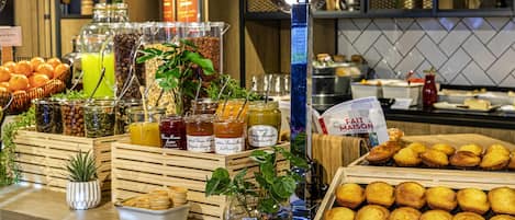 Frukostbuffé varje dag (EUR 10.50 per person)